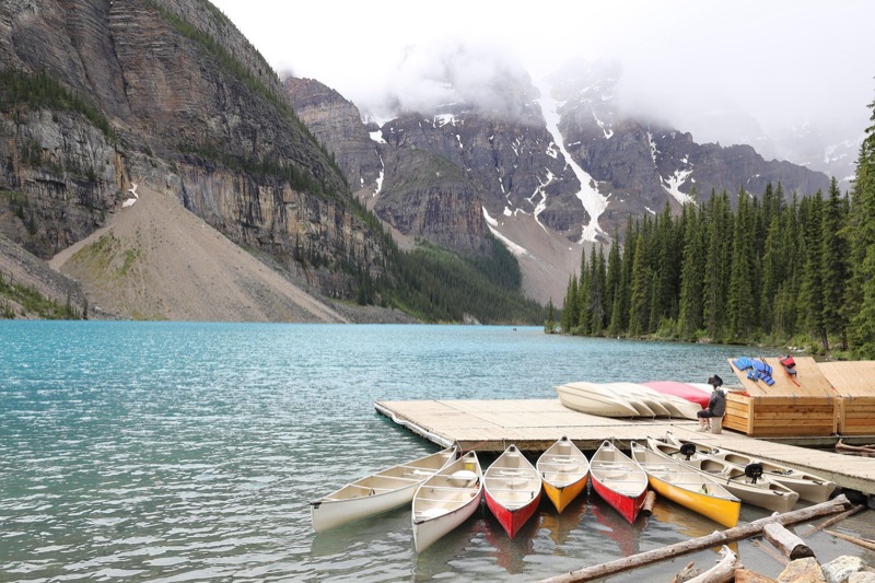 Canoas de colores en el lago Moraine, Parque Nacional de Banff