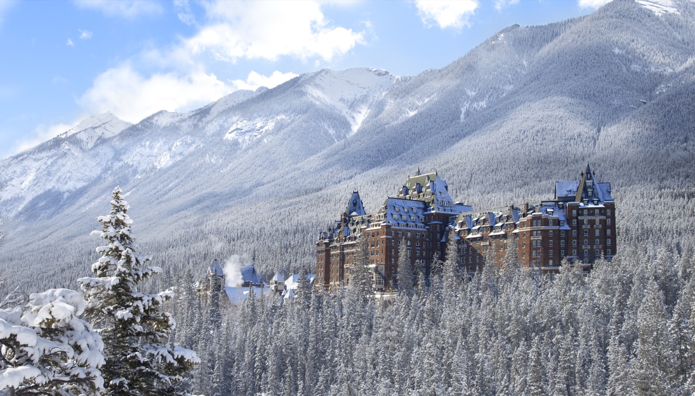 Hotel Fairmont Banff Springs entre bosques nevados de las Rocosas canadienses